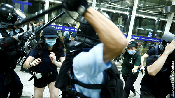 Полиция пытается штурмовать аэропорт в Гонконге