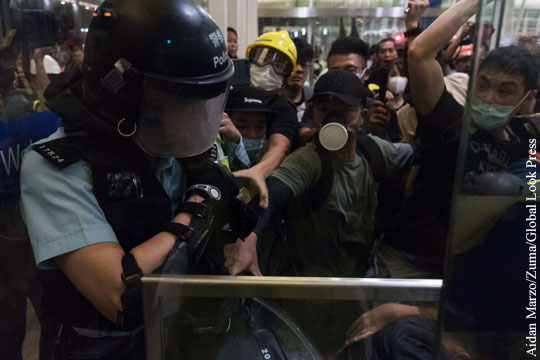 Суд предписал выгнать демонстрантов из аэропорта Гонконга