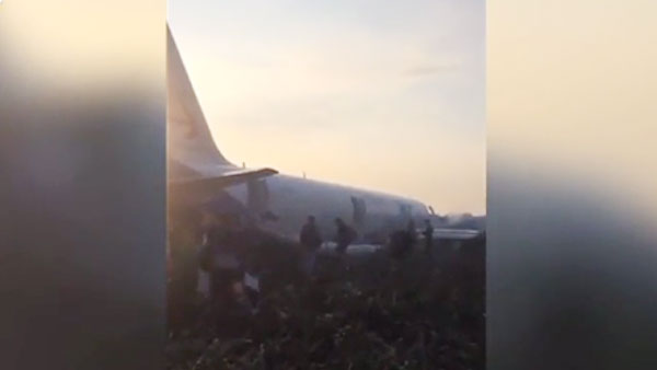 Пассажиры сняли видео жесткой посадки самолета в поле возле Жуковского