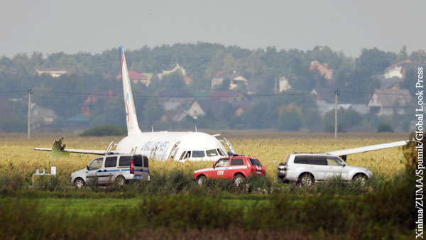 Бортпроводники севшего в поле самолета не ждали аварийной посадки