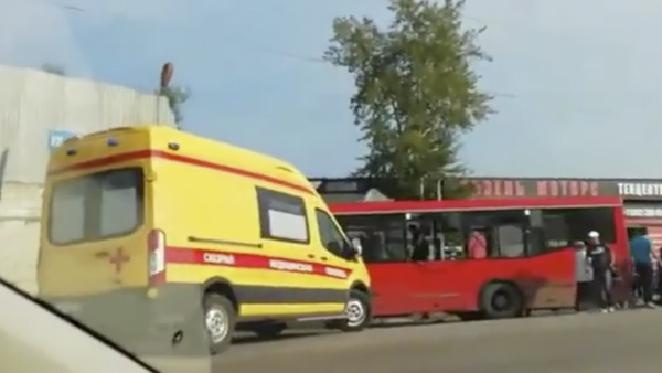 Автобус с пассажирами врезался в здание в Перми, есть жертвы