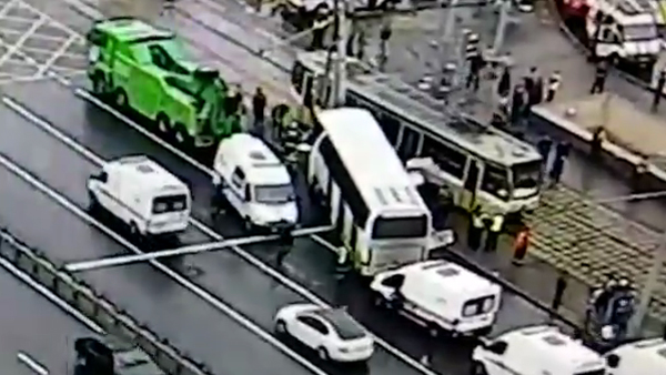 При столкновении автобуса со столбом в Москве пострадали 14 туристов 