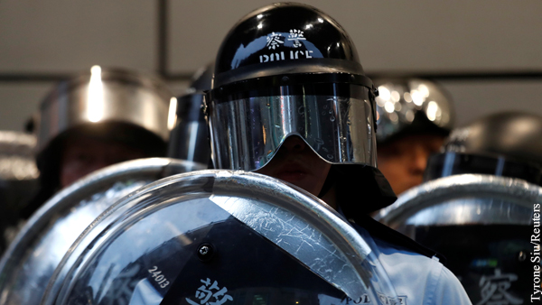 Полиция Гонконга закупила автомобили с водометами