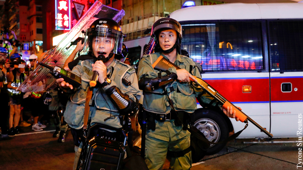 Полиция Гонконга потребовала от протестующих разойтись