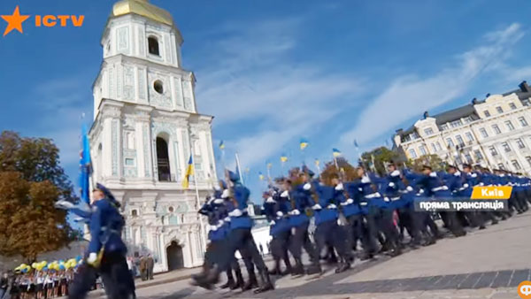 Украинские военные начали марш в День флага под гимн бандеровцев