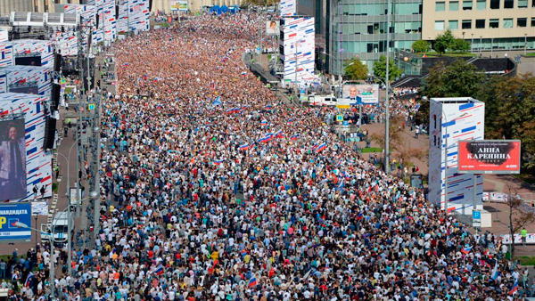 На митинг-концерт в честь флага России вышли более 100 тыс. человек
