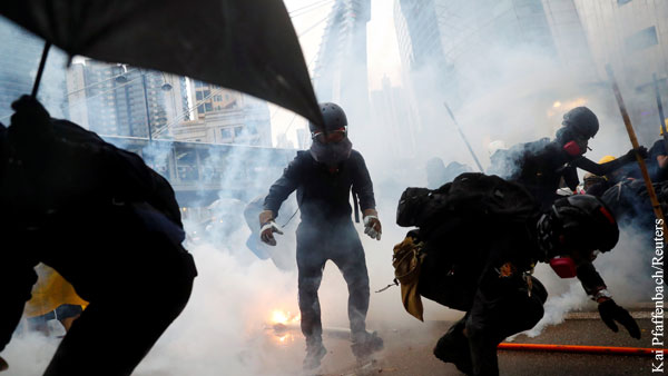 Против демонстрантов в Гонконге применили слезоточивый газ