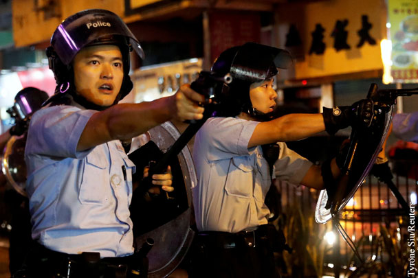 Полиция Гонконга впервые открыла огонь по демонстрантам