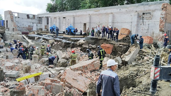 Стена здания обрушилась на рабочих в Новосибирске, под завалами оказались 12 человек