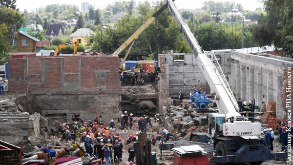 Стало известно о жертвах при обрушении стены здания в Новосибирске