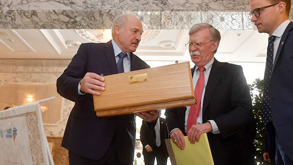 Лукашенко подарил Болтону водку «лучше русской»