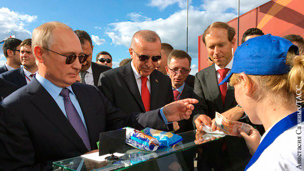 Продавщица мороженого объяснила, почему Путин подошел к ней во второй раз