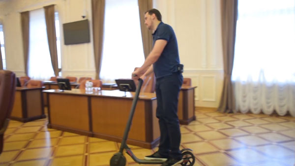 Новый премьер Украины прокатился на самокате на работе
