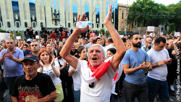 Оппозиция пошла на штурм парламента Грузии