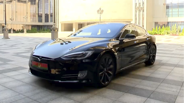 Откуда у Лукашенко роскошный электромобиль Tesla?