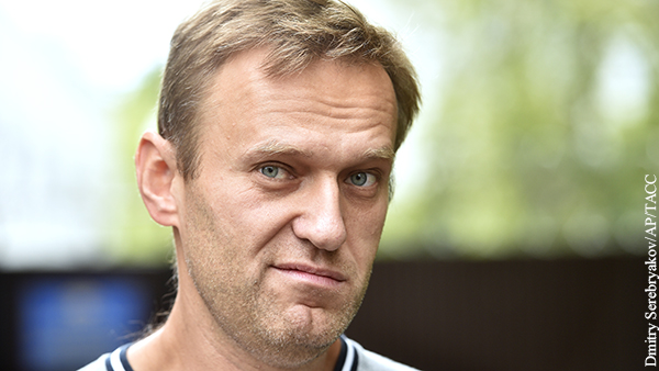 Навальный пытается прильнуть к каждому плечу
