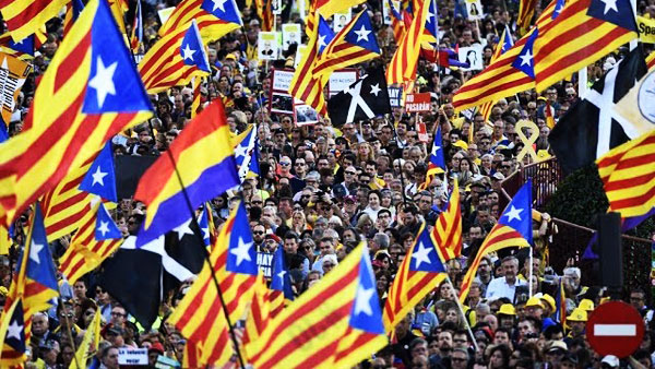 У парламента Каталонии сожгли флаг Испании