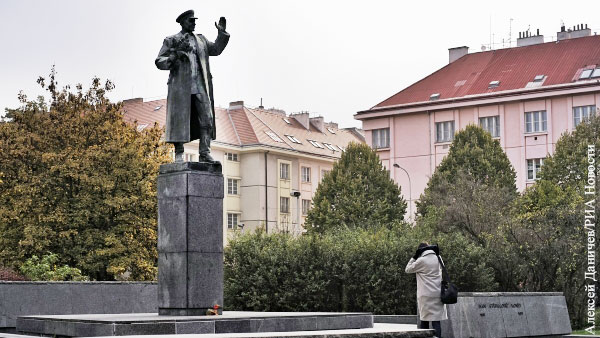Москва резко осудила власти Праги за решение перенести памятник маршалу Коневу