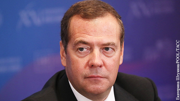 Медведев назвал условие сокращения трудовой недели