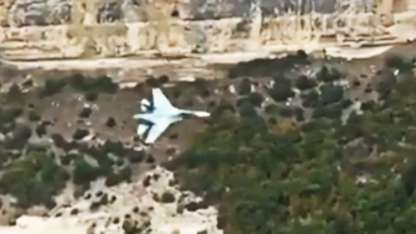 Появилось видео полета Су-27 между скал в Крыму