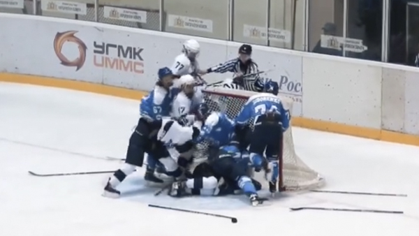 Появилось видео массовой драки хоккеисток на льду