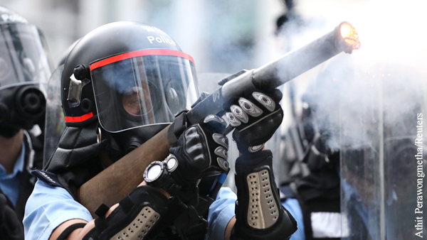 Для разгона протестующих в Гонконге применили слезоточивый газ