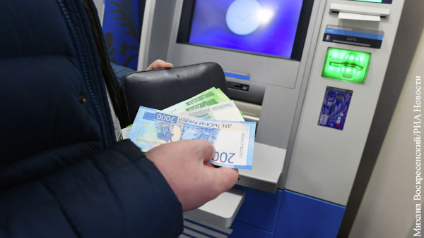 В Госдуме предложили запретить брать плату за переводы и снятие денег в банкомате