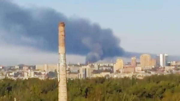 Жители Донецка рассказали о вероятных причинах крупного пожара